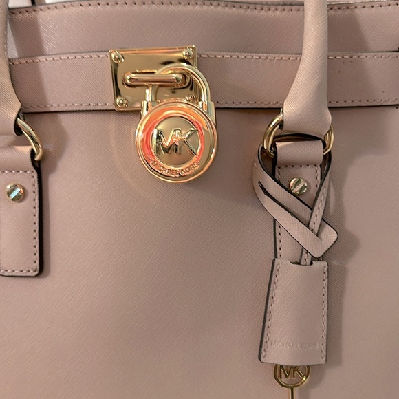 Micheal Kors Hamilton Large Saffiano tote - color in Ballet w/ gold hardware - Picture 6 of 14